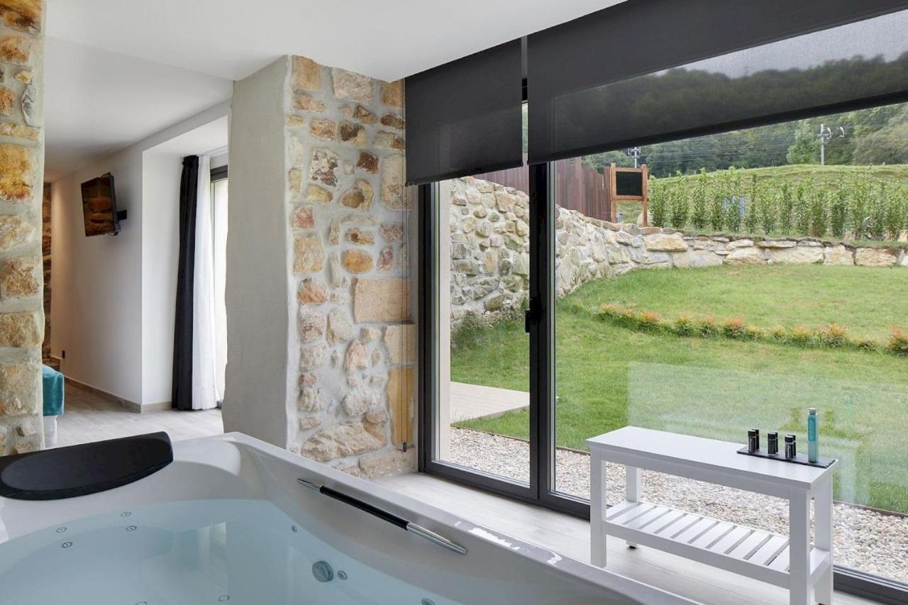 Deluxe Suite Spa Bath