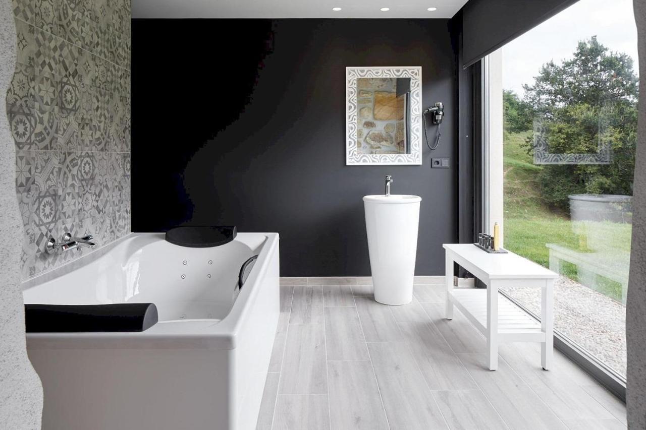 Deluxe Suite Spa Bath
